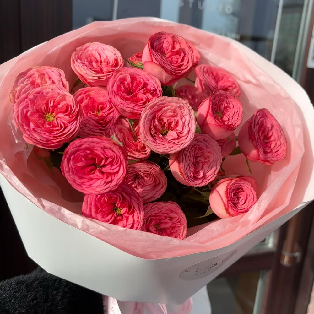 Bouquet of Havi peony-style shrub roses "Tender Petals"