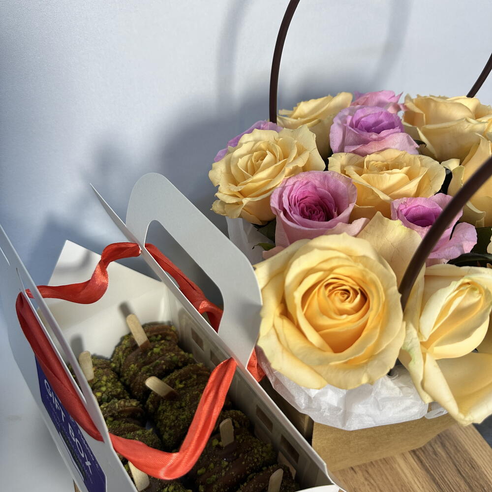 Royal Bloom Box — таңдау бойынша макарондар, голландиялық раушан себеті, сыйлық жиынтығы, гүлдер мен десерттер, тәтті бокс, оған арналған сыйлық