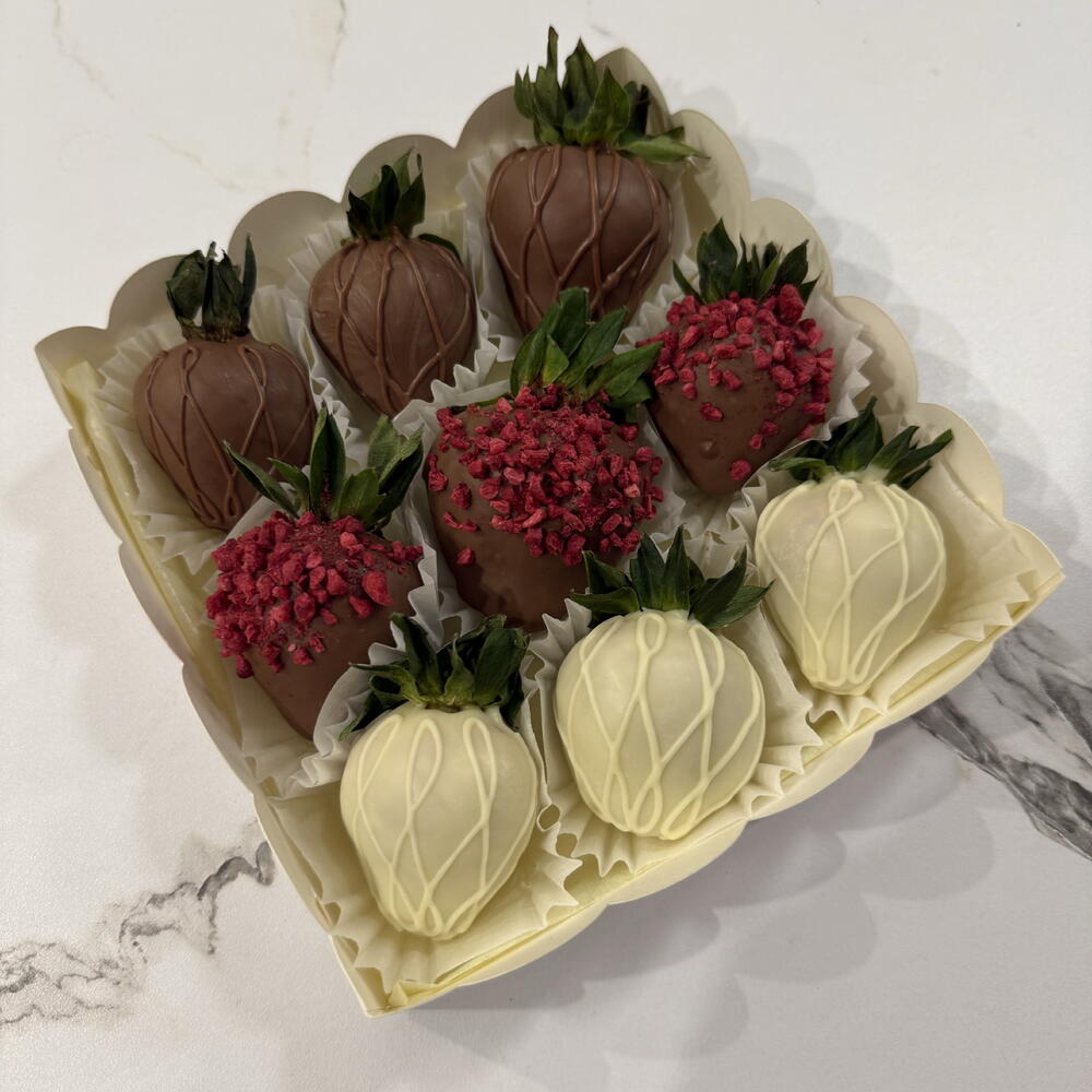 Клубника в молочном и белом шоколаде