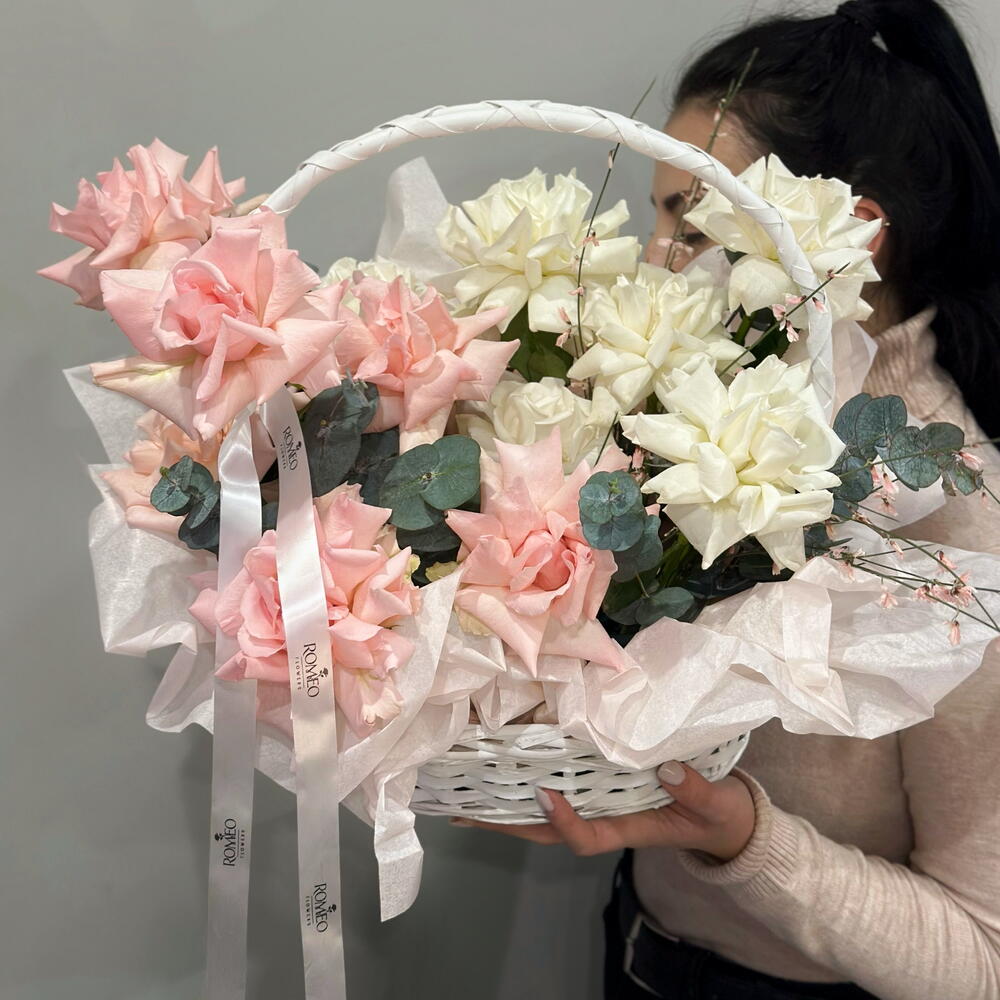 Корзина с французскими розами (15 штук )