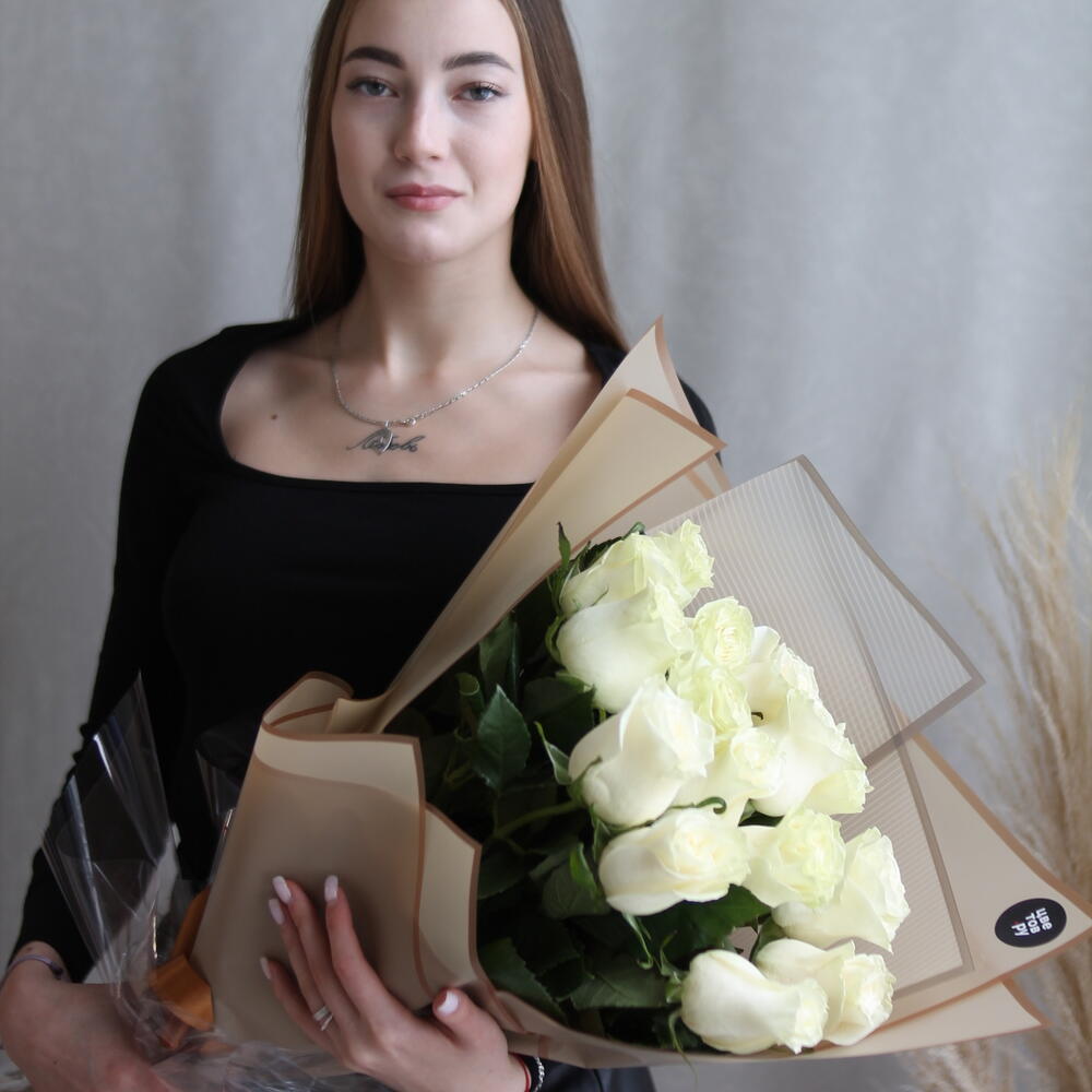Белые розы большой букет