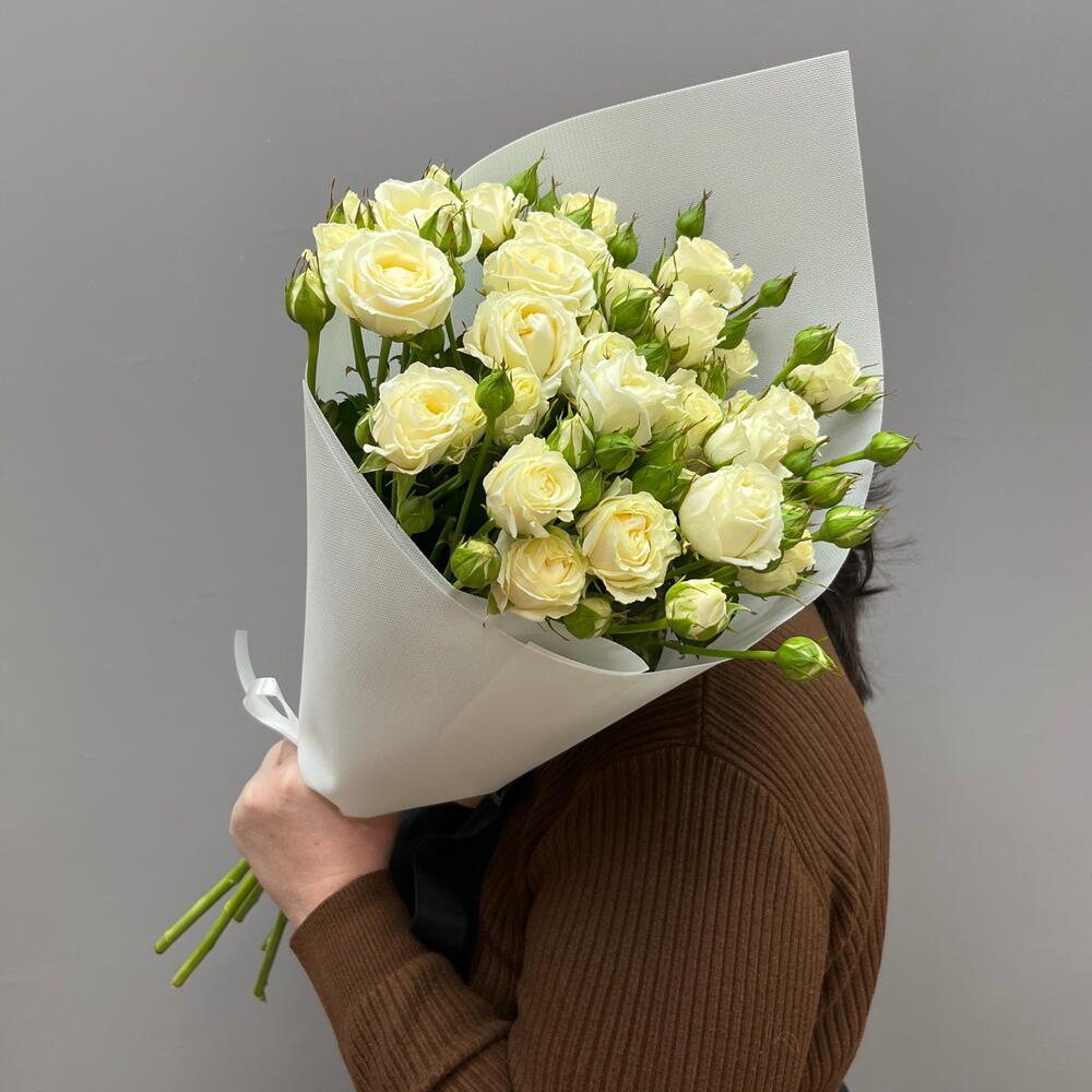 Охапка из 5 белых кустовых роз