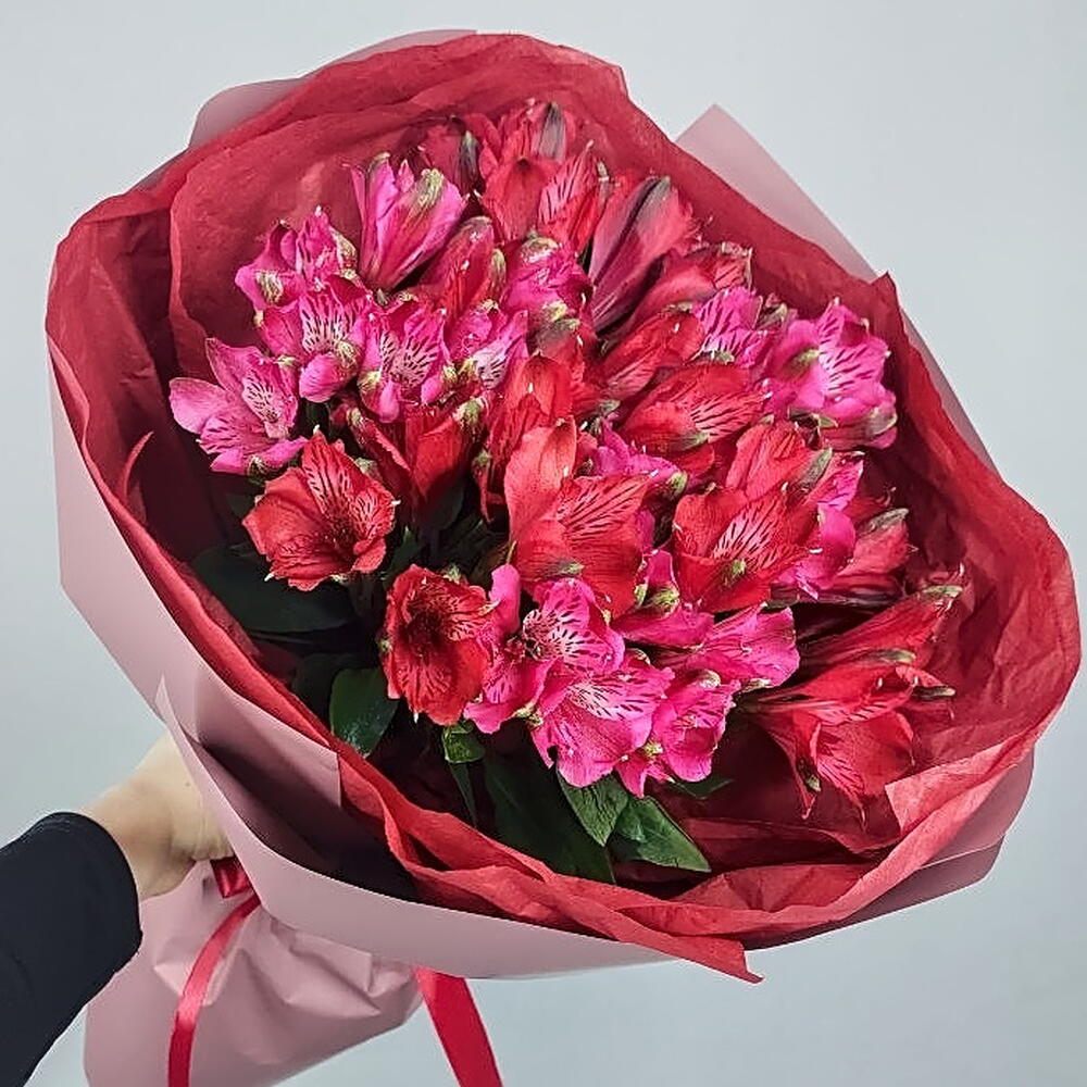 Букет из 7 красных и малиновых альстромерий