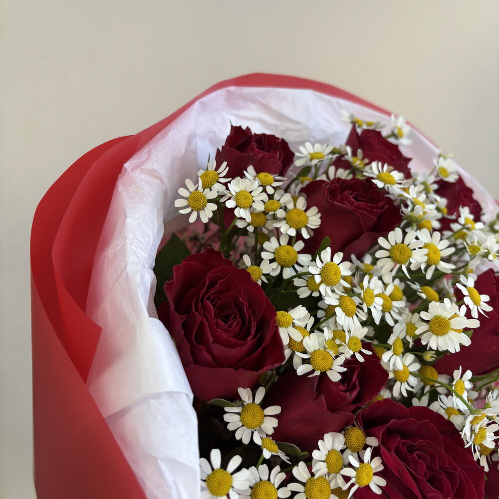 Букет с розой и ромашкой