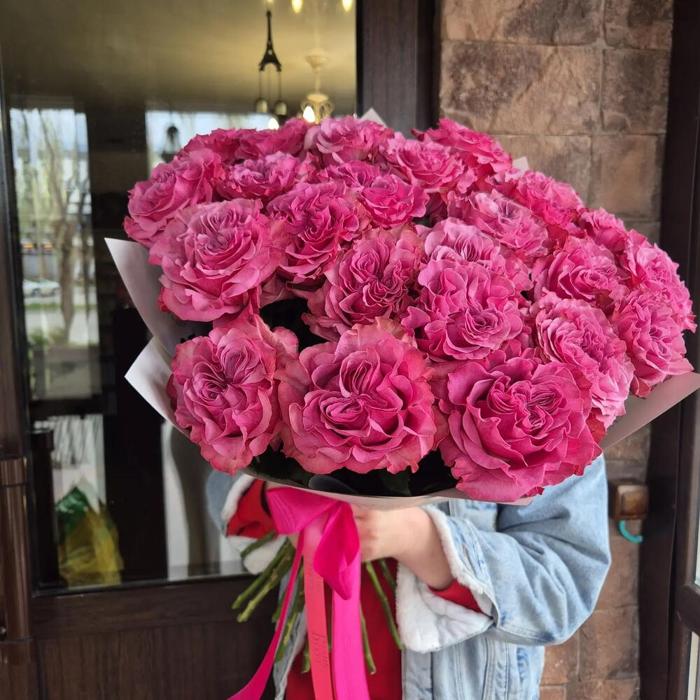 25 пионовидных роз
