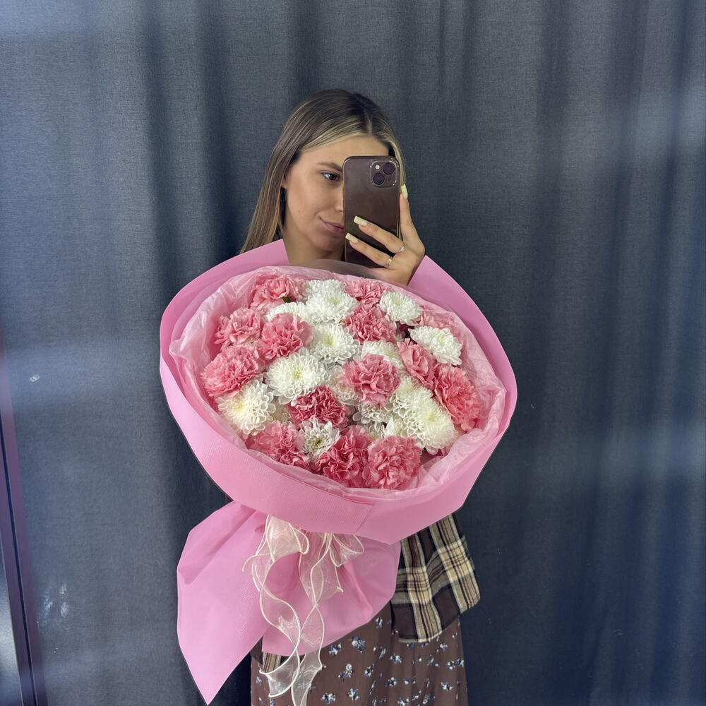 Букет нежный зефир с диантусами и кустовой хризантемой🌸