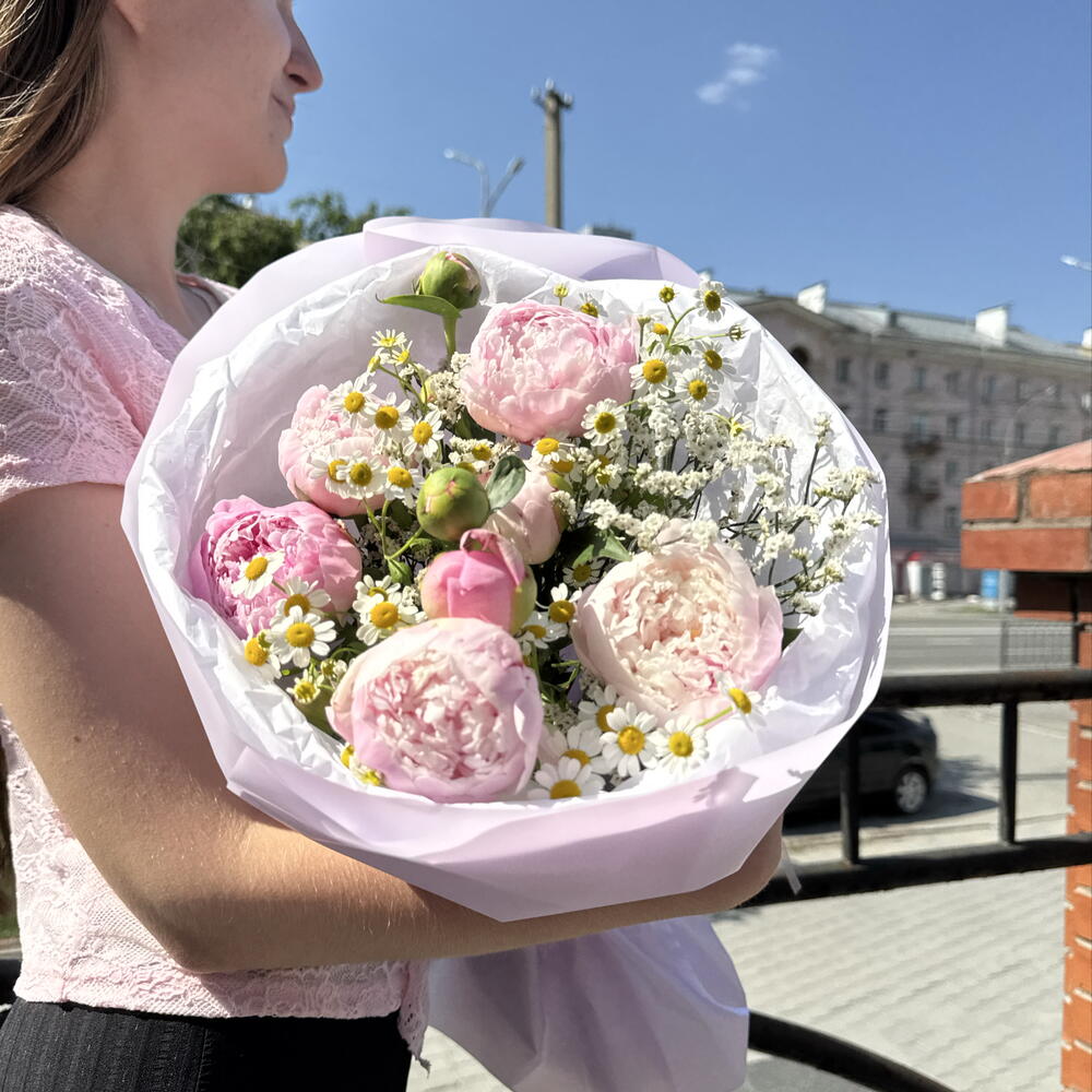Букет из кустовых пионов и ромашек