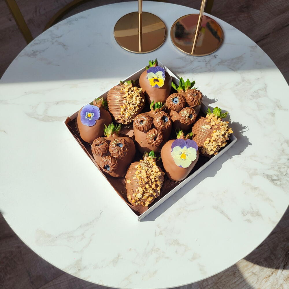 Набор с клубникой и голубикой в шоколаде S+подарок от Vivienne Sabo -румяна MACARON