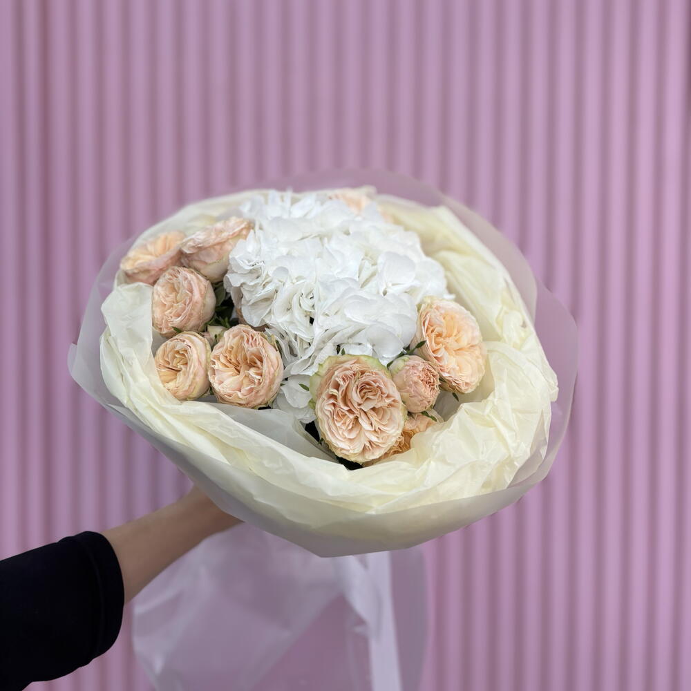 Нежный букет с гортензией и кустовыми розами