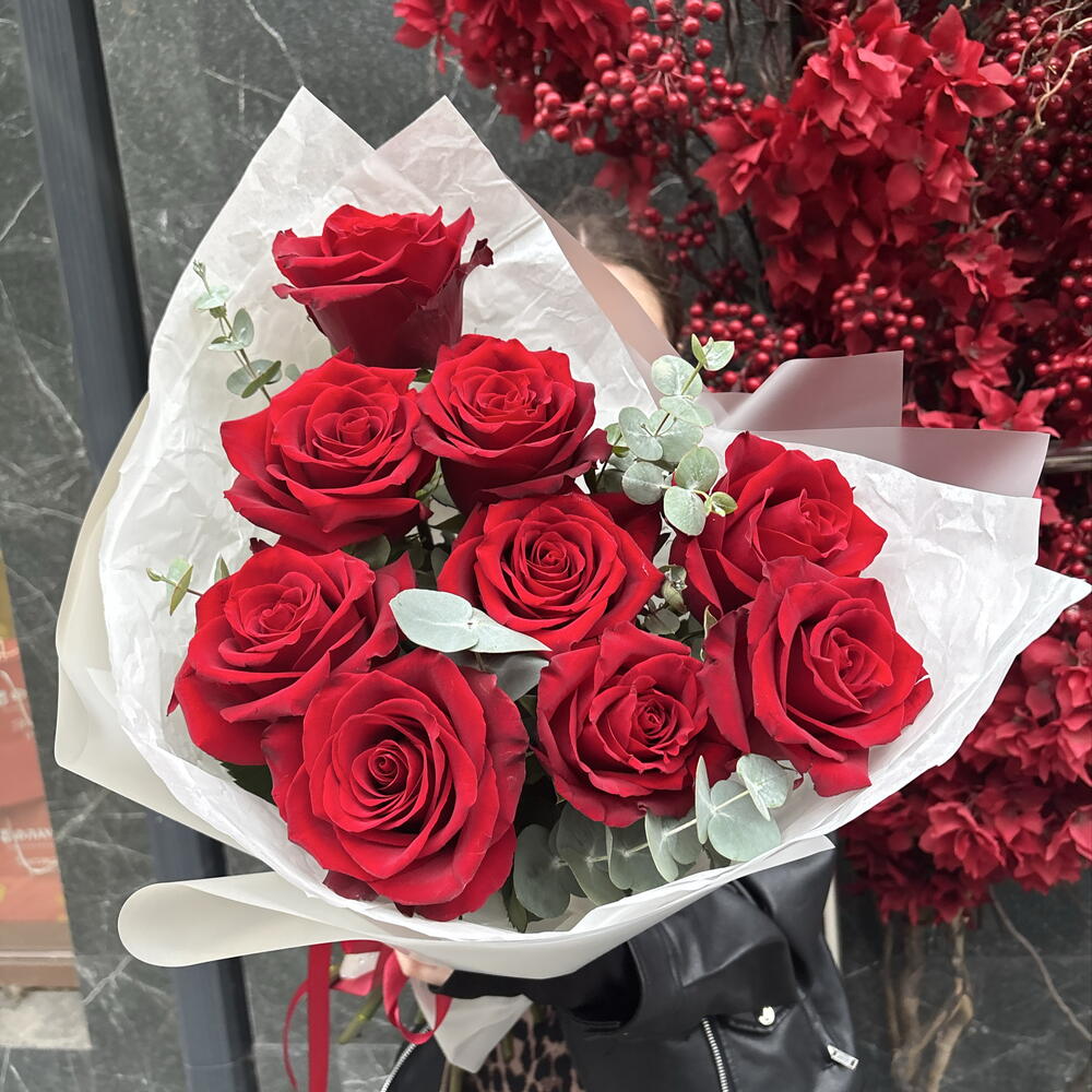 Красные розы с эвкалиптом 🌹
