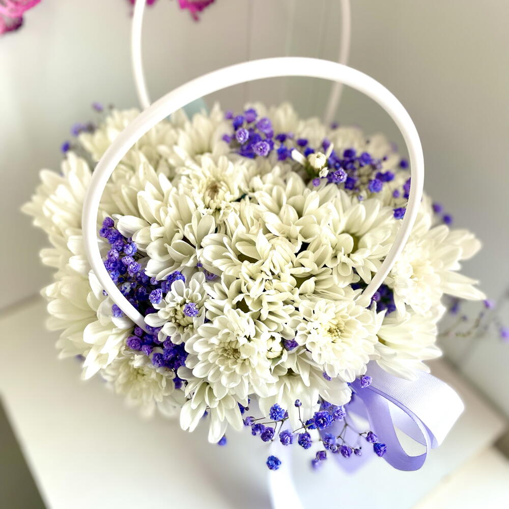 Композиция из хризантем и гипсофилы «Комплимент»💜