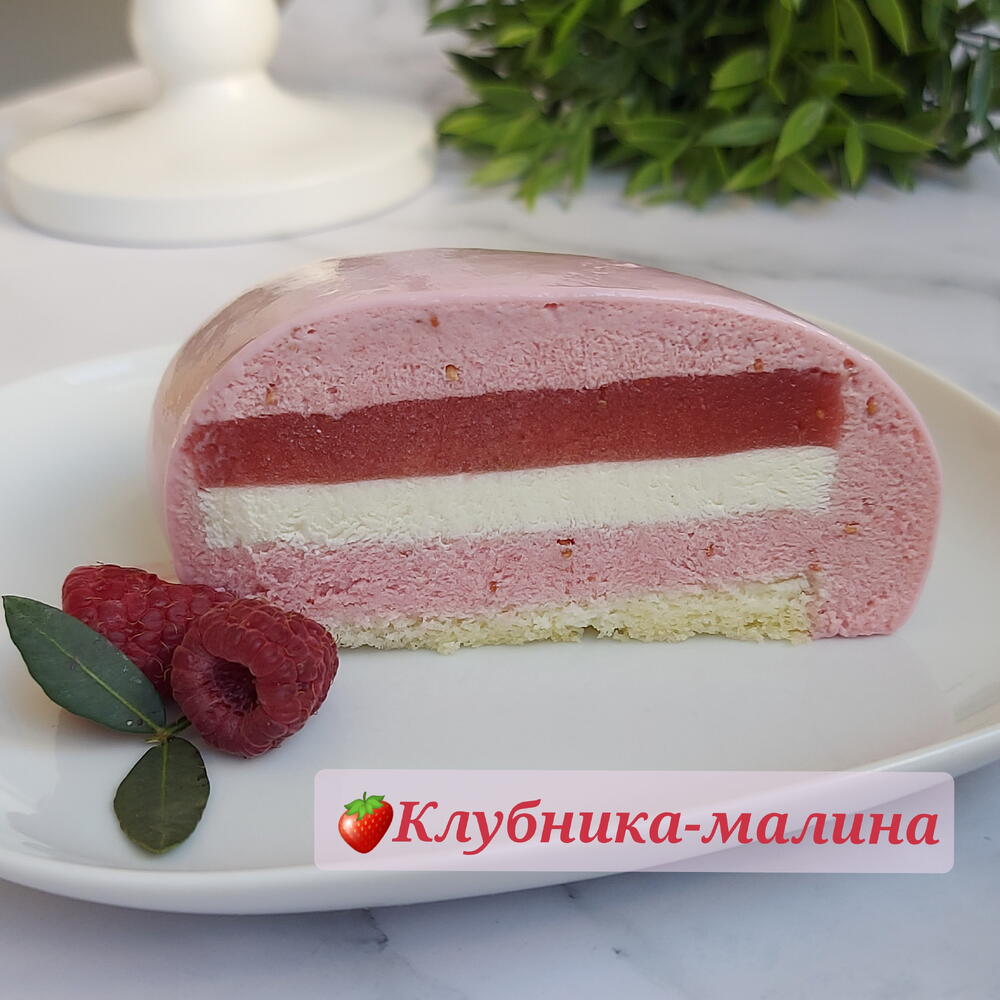 Муссовый детский торт Сердце для девочки на 1 месяц - 11 месяцев, украшен ягодами клубники и с Вашей надписью