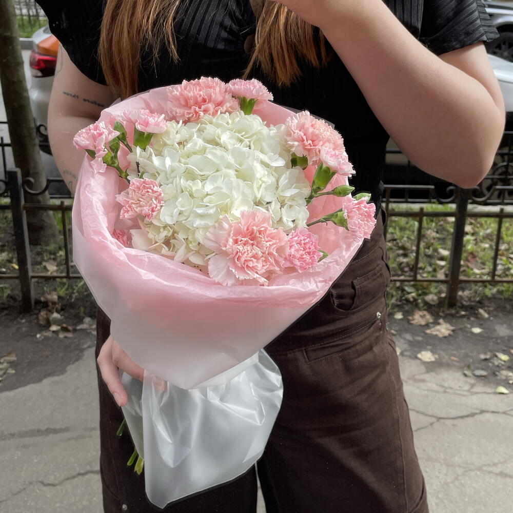 Букет комплимент с гортензией и диантусами