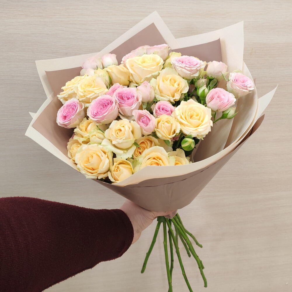 Букет кустовых роз 9
