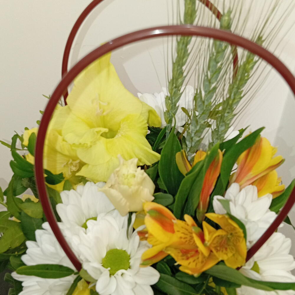 Сумочка с гладиолусами, альстромерией и хризантемой