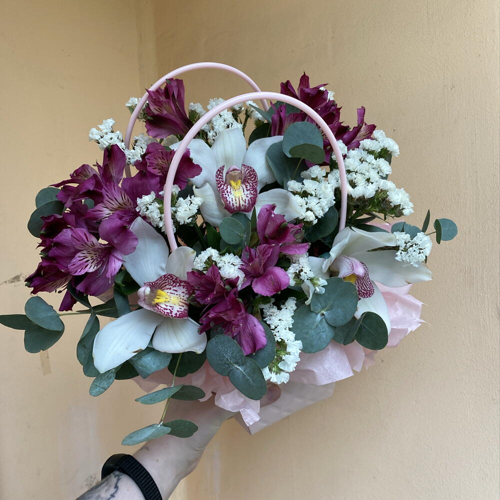 Сумочка лиловая 🍇 «акцент осени» в составе орхидеи, альстромерия LILAC, статица и эвкалипт CINEREA