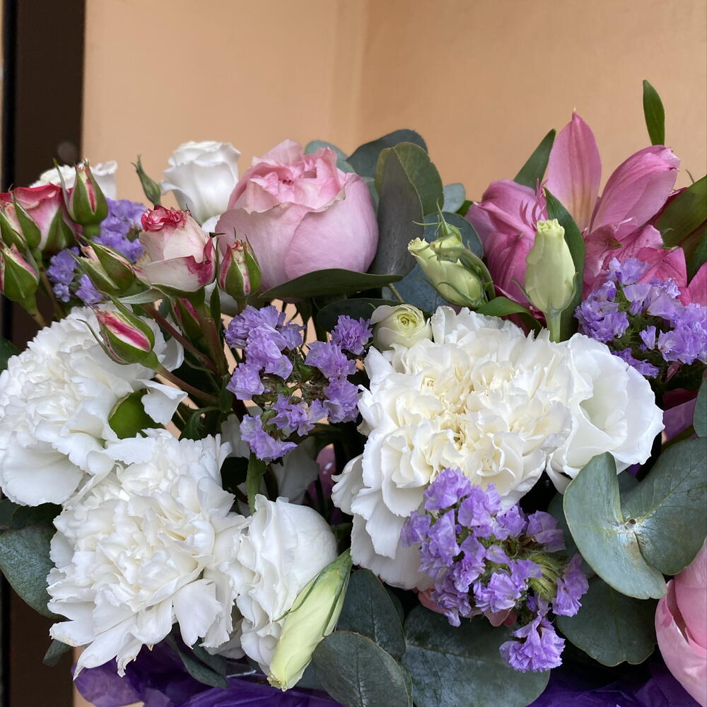 Композиция весенняя феерия 💐 «энтузиаст» в составе кустовая Роза JULIETT, диантусы, статица, эустома/лизиантус, эвкалипт