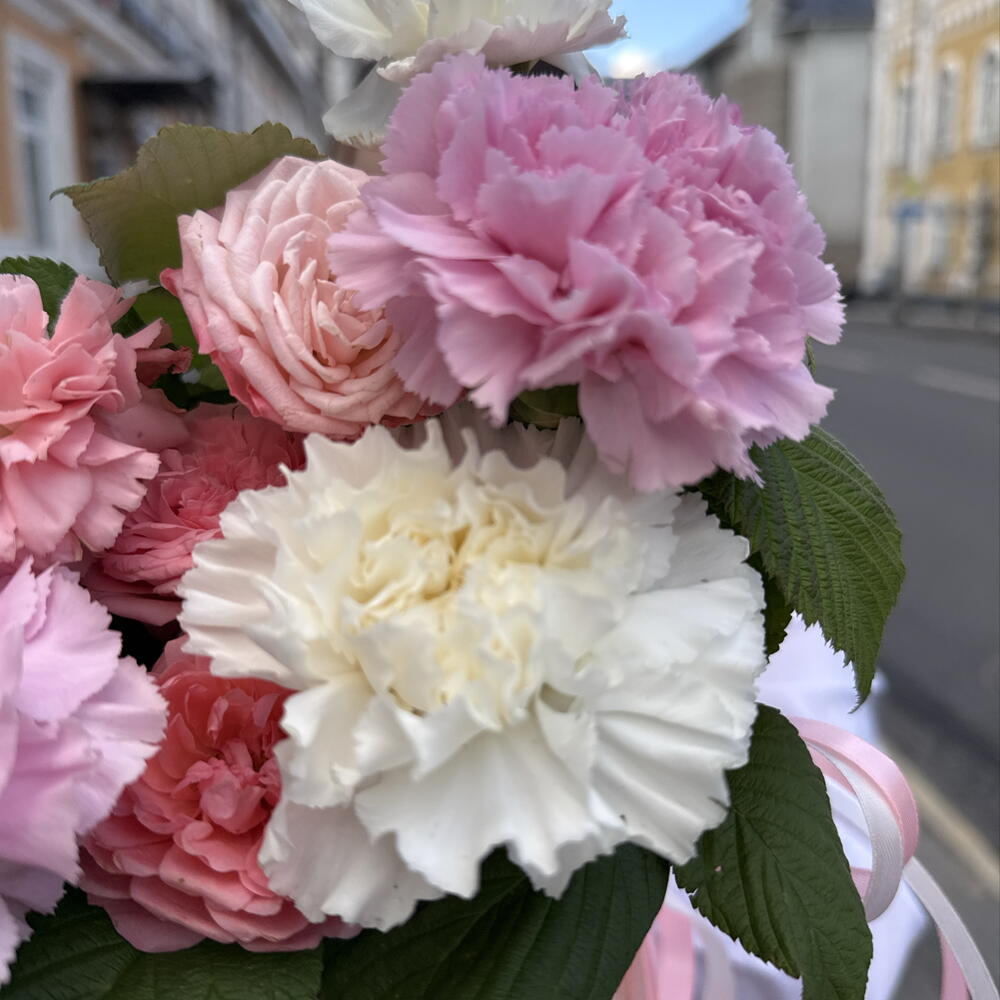 Стойкая композиция с ажурными диантусами, сочной малиной, стойкой кустовой розой