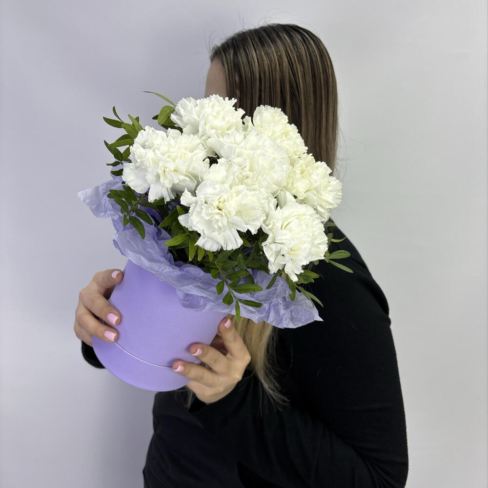 Комплимент из белых диантусов в лавандовой коробке