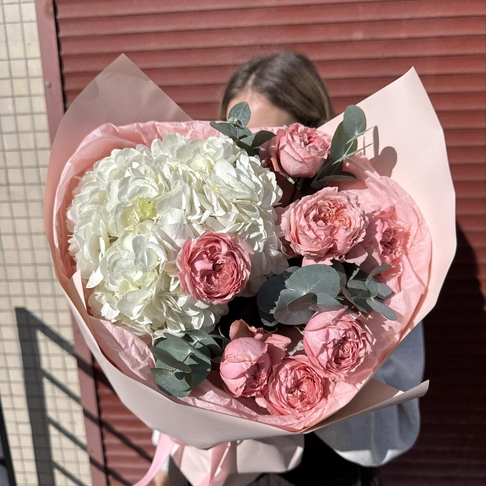 Букет милый 🥰 «нежные касания» в составе гортензия, кустовая роза JULIETTA, эвкалипт