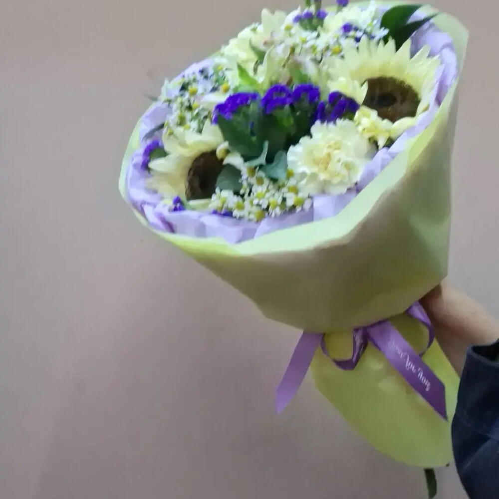 Букет с подсолнухами, статицей, альстромерией