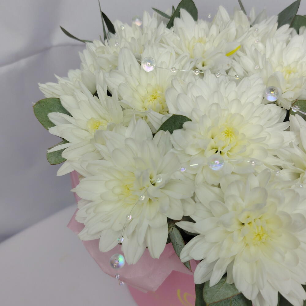 🌸 Нежная Композиция "PERVOЦВЕТ" из белых хризантем в шляпной коробочке