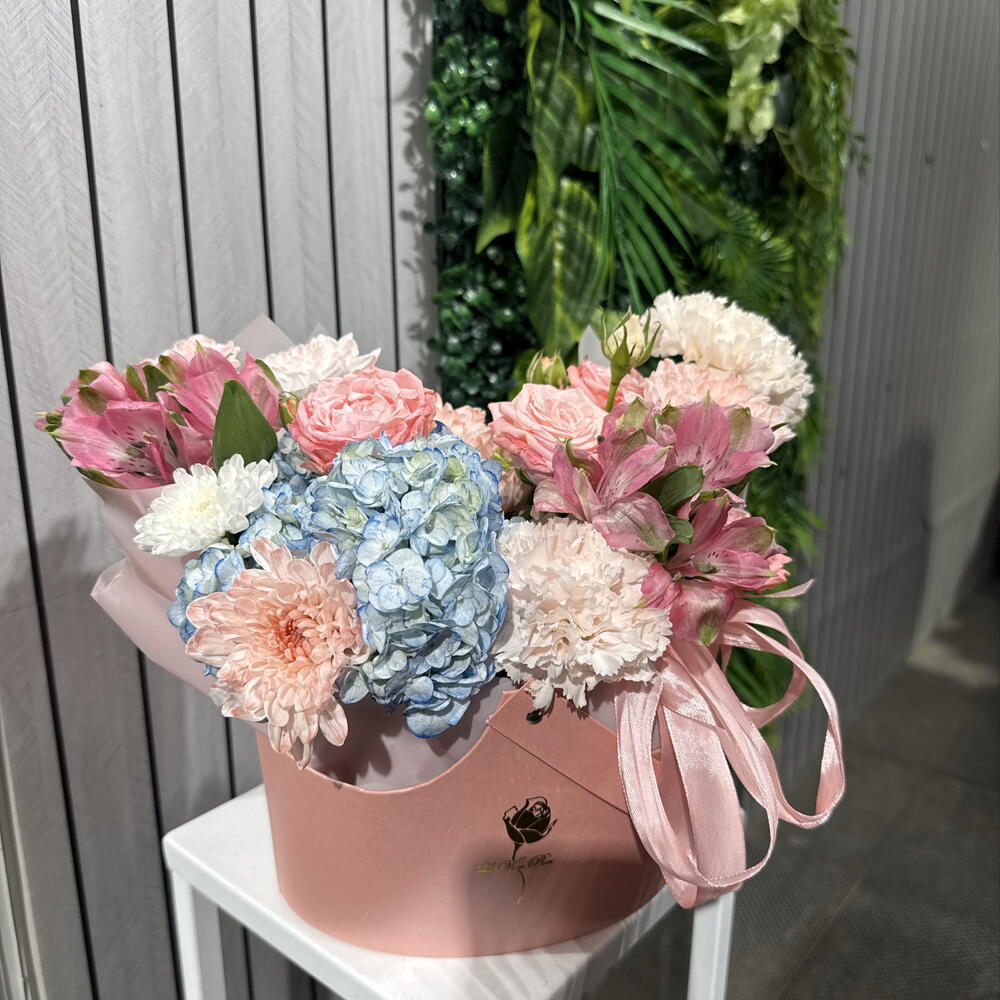 Композиция с гортензией и кустовой розой🌸 15004