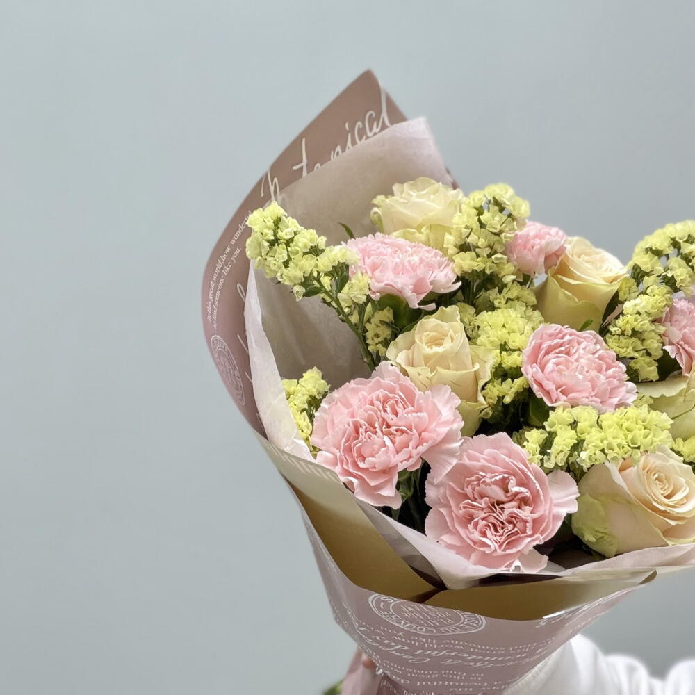 Букет комплимент с розами, диантусами и статицей