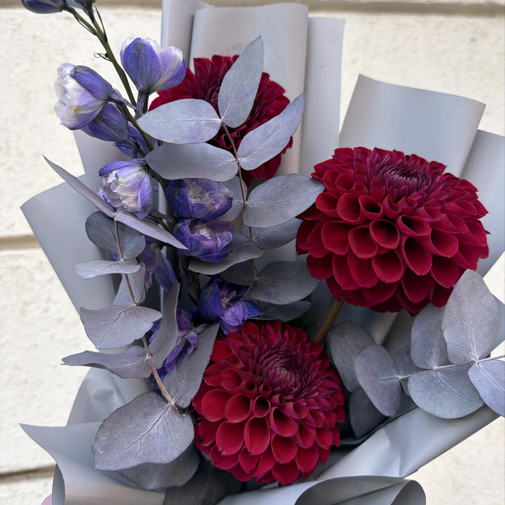 Букет с георгинами, дельфиниумом, эвкалиптом от XOFLOWERS
