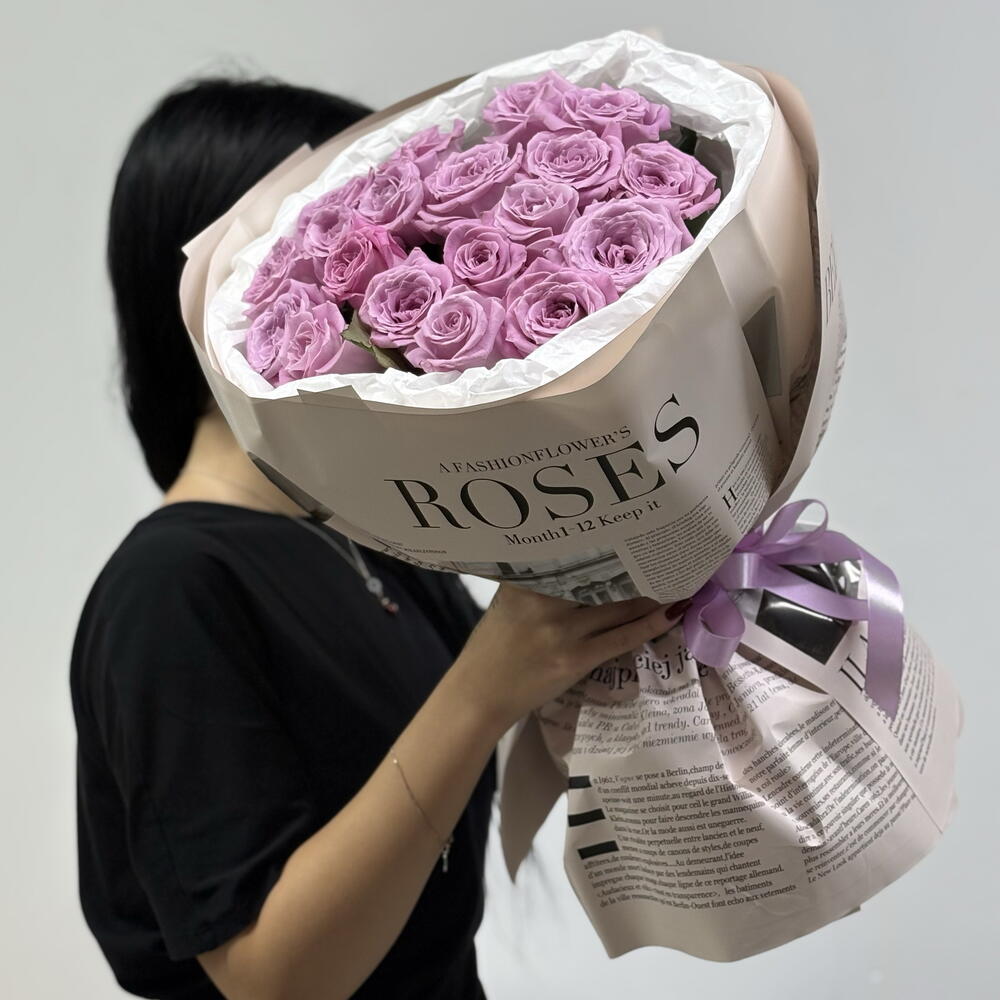 Poesia Rosa — букет из 19 лавандово-розовых роз в винтажной упаковке