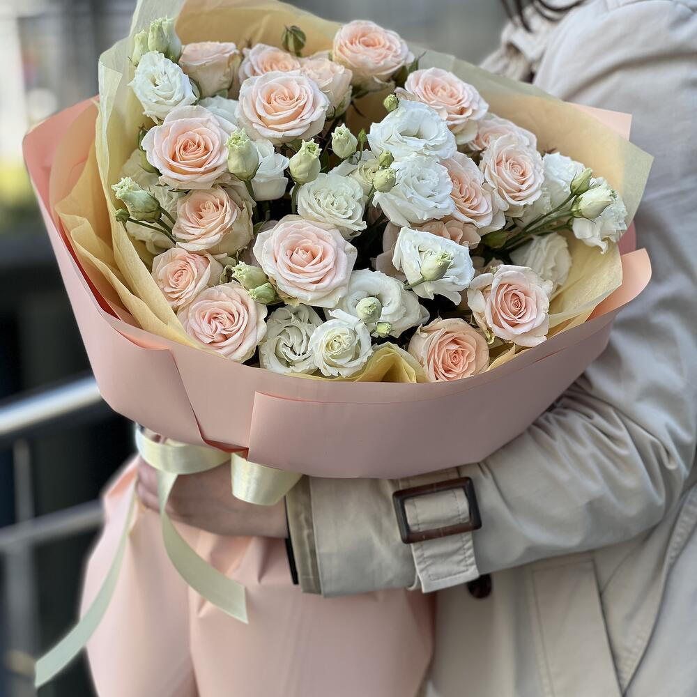 Bouquet Season of the bush rose and eustoma