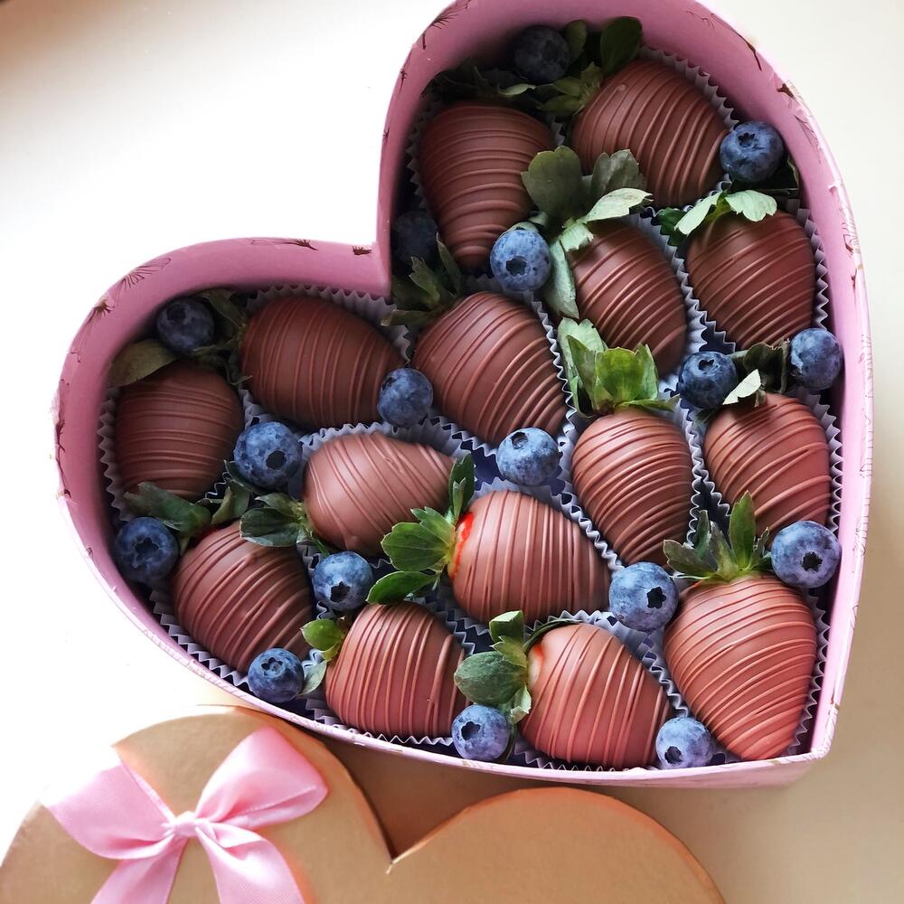 Клубника в шоколаде в коробке сердце 2