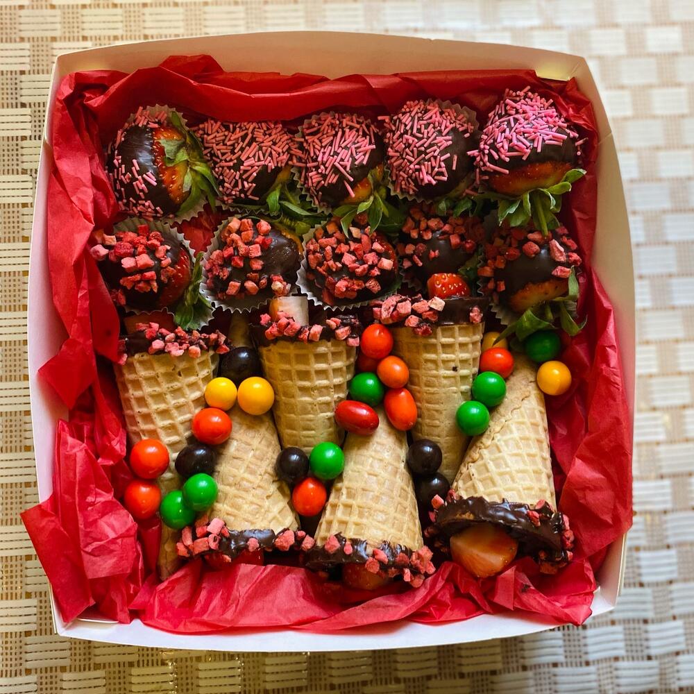 Клубника и рожок 🍦