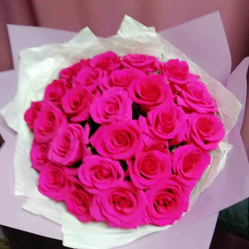 25 розовых роз