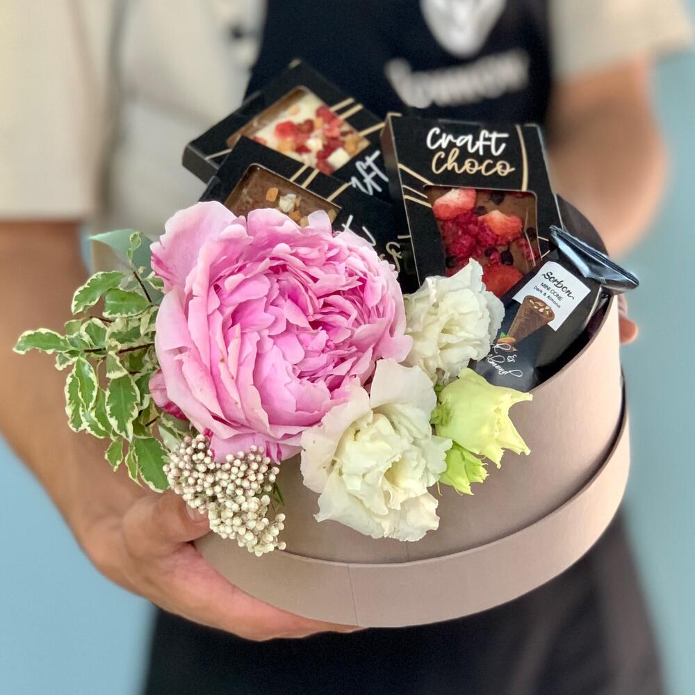 Подарочный набор с бельгийским шоколадом и мини букета с пионом, Цветы ...