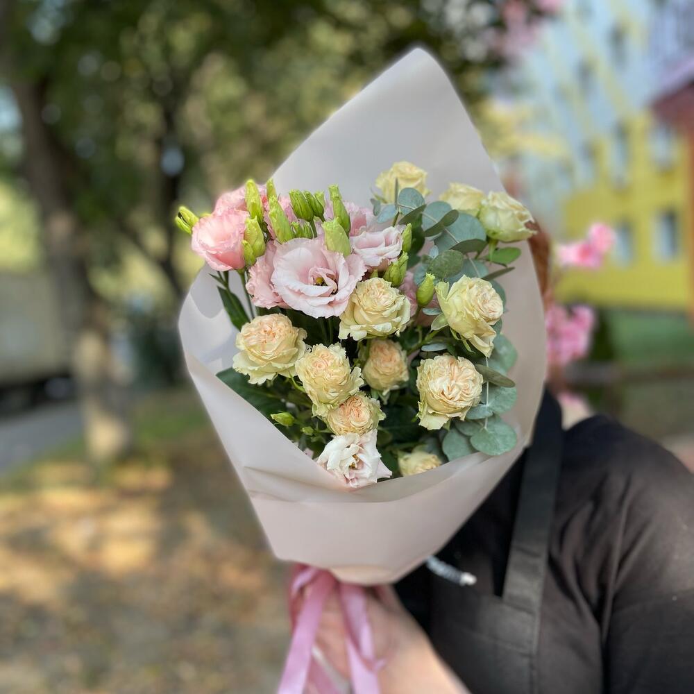 Букет из эустом и кустовых пионовидных роз с эвкалиптом