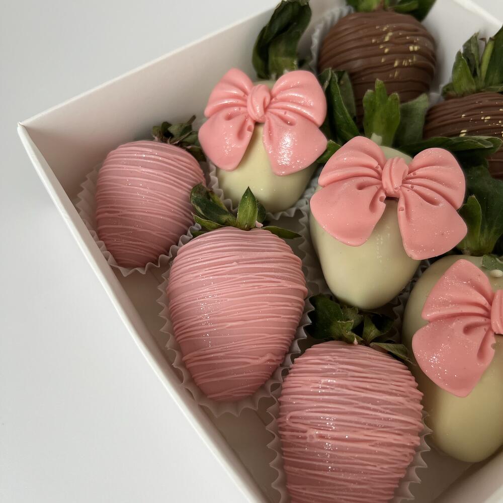 Chocolate-covered strawberries with bows 9 pieces