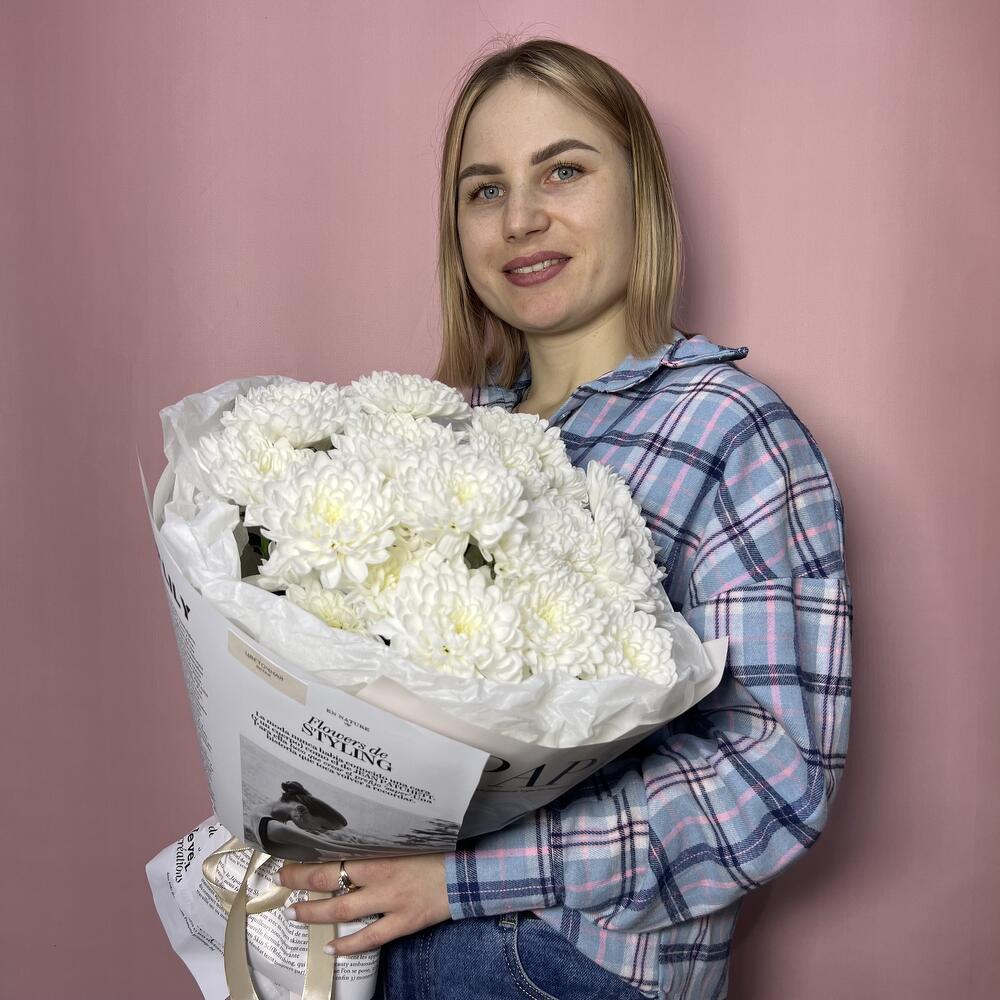 Букет из хризантем в газете