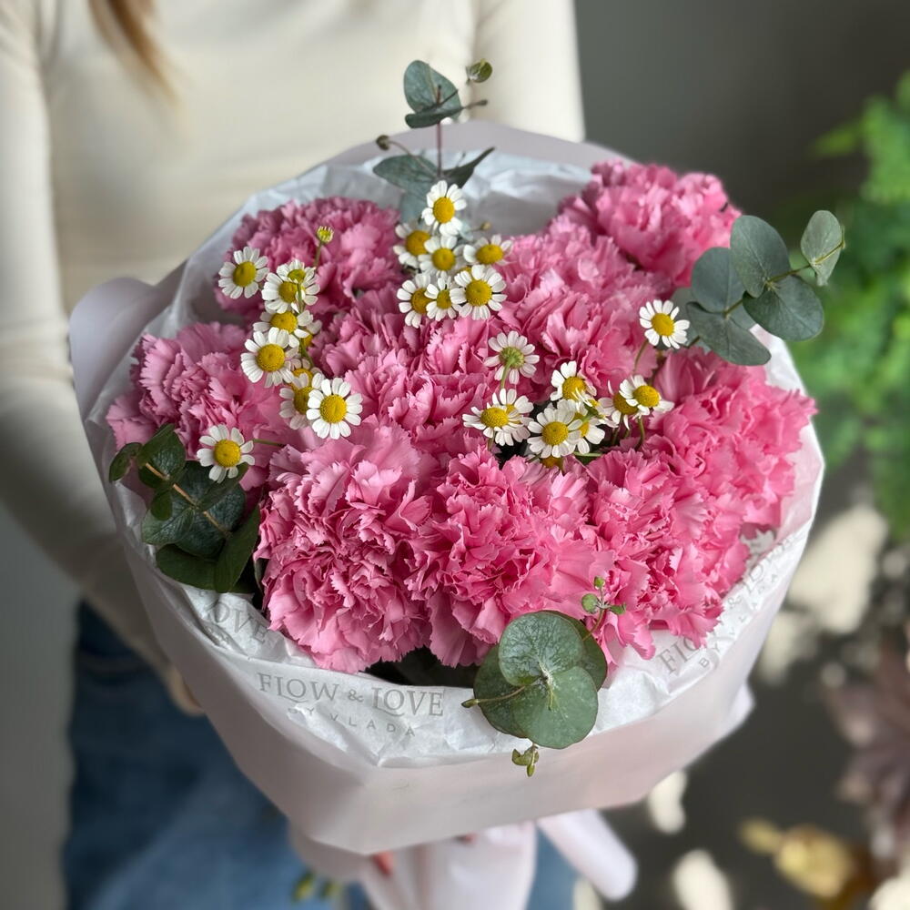 Букет гвоздик с танацетумом (ромашками)