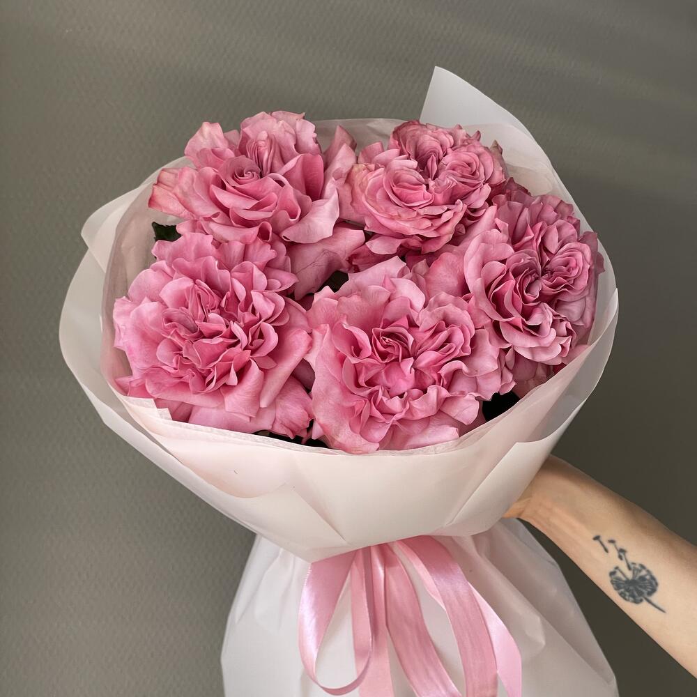 Bouquet of peony-shaped French roses Blues