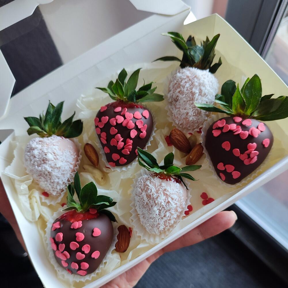 Клубника в шоколаде, набор " Амур"+ подарок от Vivienne Sabo — румяна MACARON