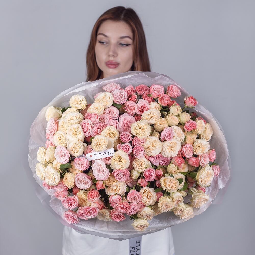 Большой букет кустовых роз и пионовидных кустовых роз Rouge