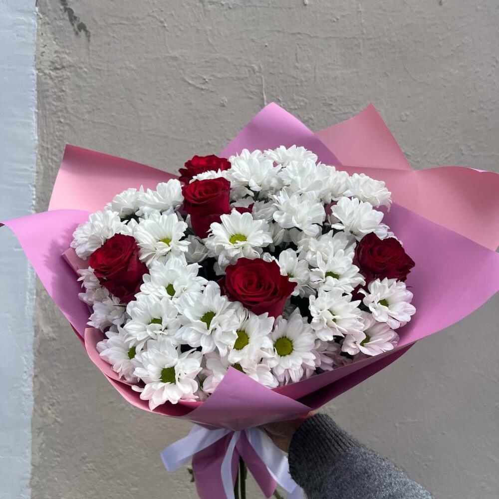 Букет из хризантем и красных роз n.r.88