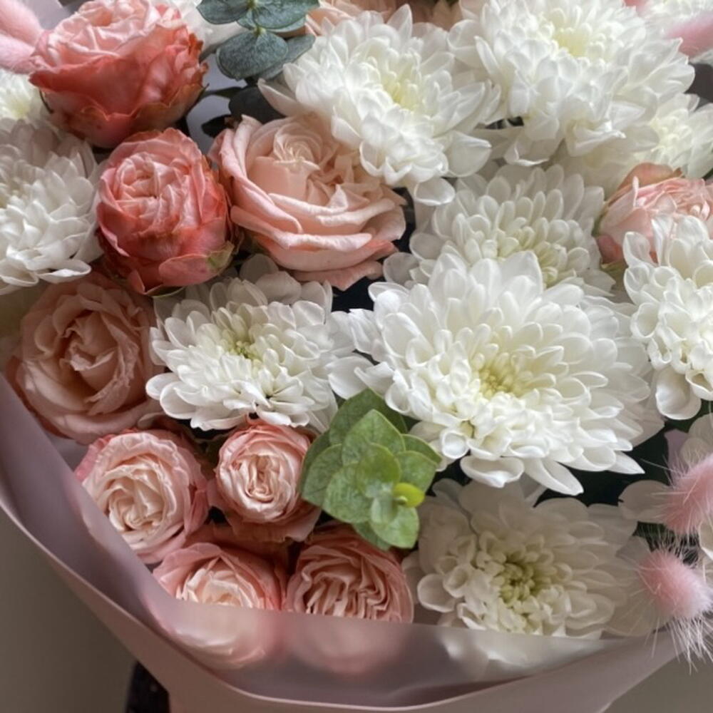 Букет «Для самой нежной» из кустовых пионовидных роз и хризантем 🌸