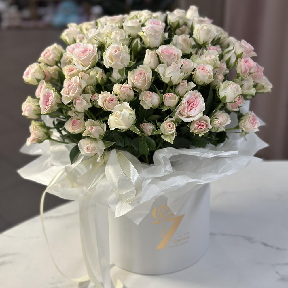 Композиция из 17 кустовых роз