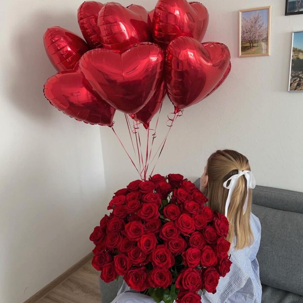 Комбо из 51 красной розы и 9 красных сердец