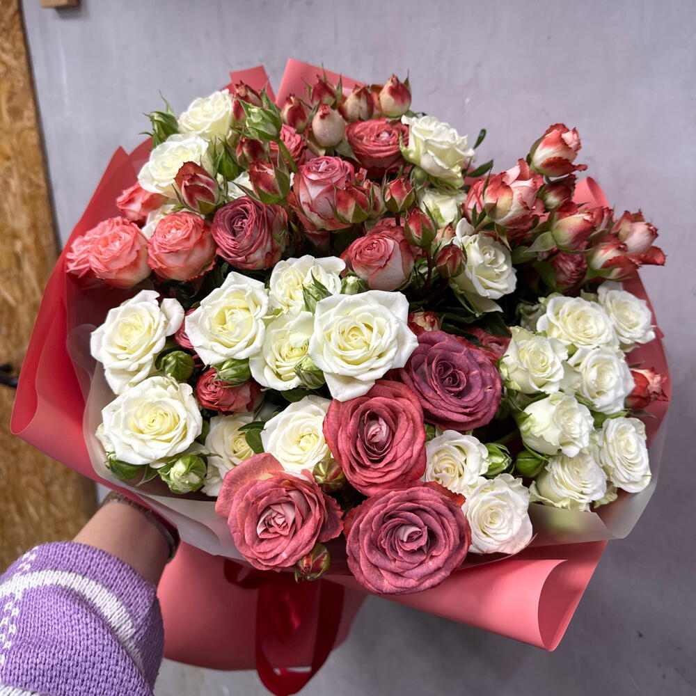 11 пионовидных кустовых роз микс