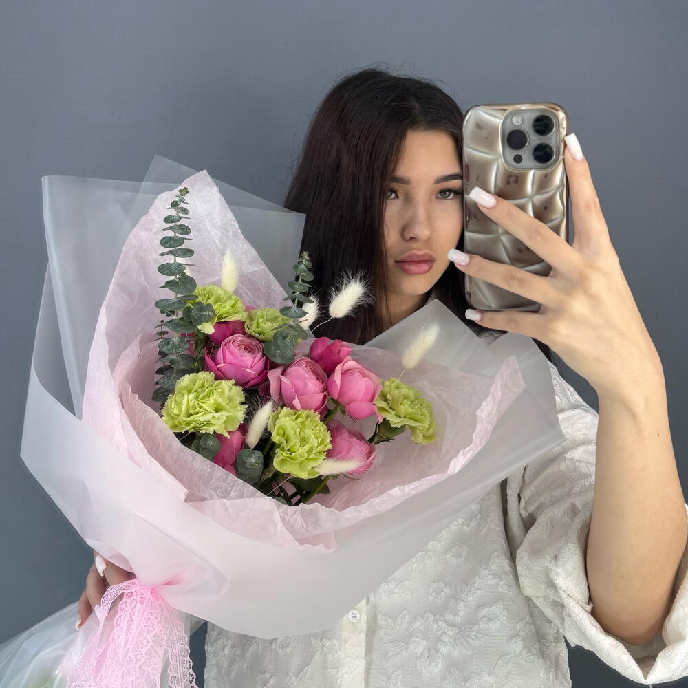 ВЕСНА💕 Авторский букет из розовой кустовой розы Сильва Пинк и мятных диантусов