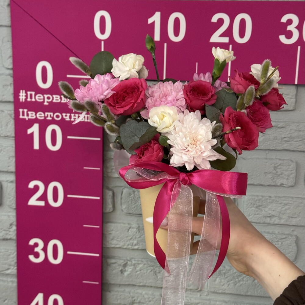 Стаканчик с малиновой розой и хризантемой