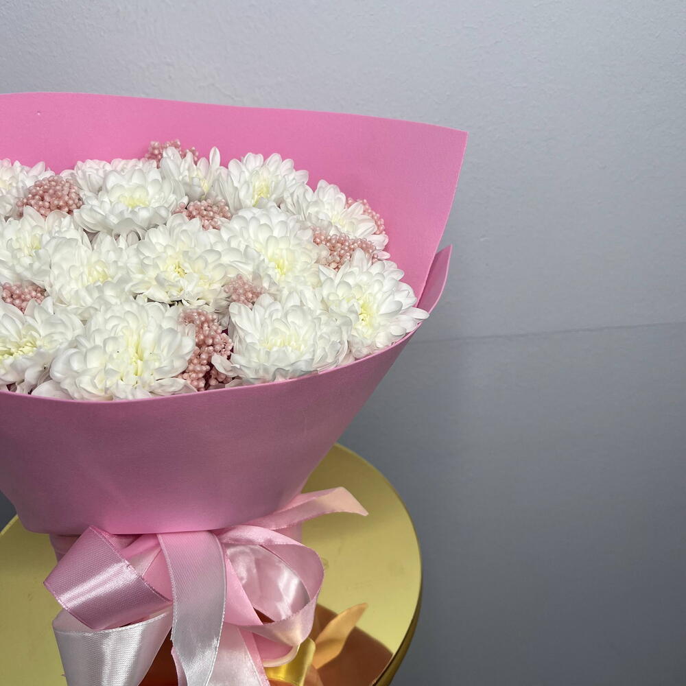 Композиция из хризантем и рисового цветка